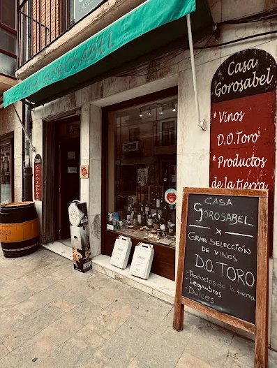 Casa Gorosabel — Tienda de vinos in puerta del